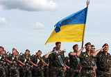 Українські військові марширують під державним прапором України
