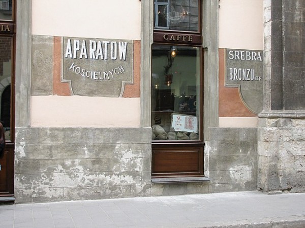 Довоєнна польська реклама на стіні будинку на вул. Руській, де зараз розташована кав'ярня