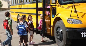 Діти сідають в шкільний автобус