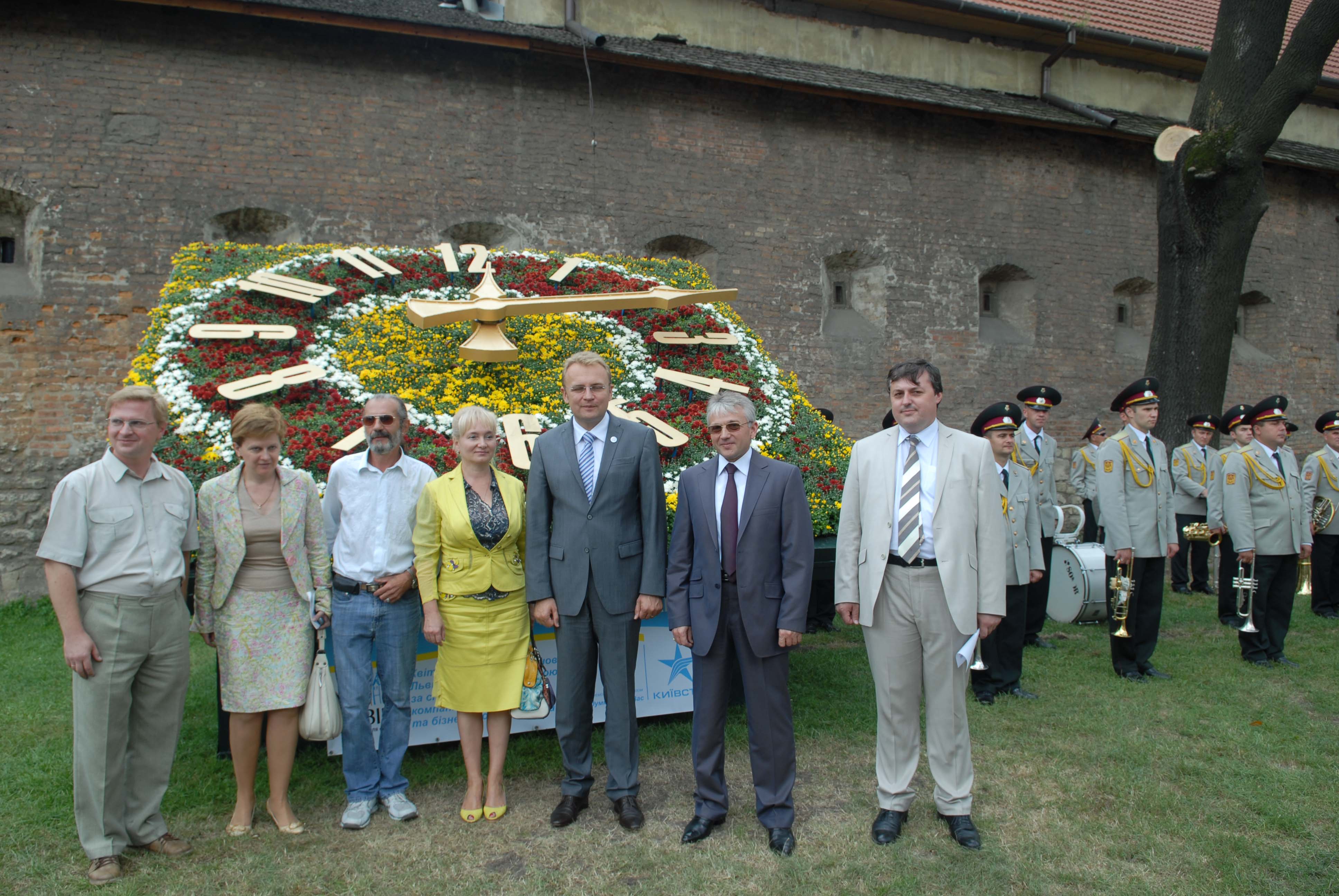 Віктор Гальчинський на відкритті квіткового годинника у 2010 році. Поруч — мер Андрій Садовий.