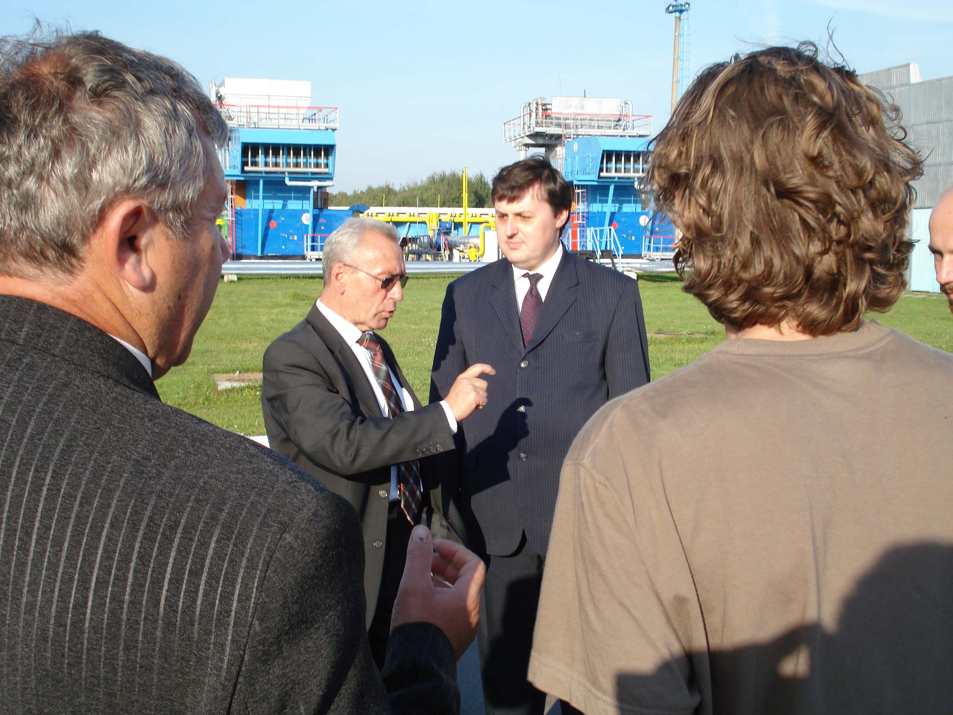 Віктор Гальчинський слухає начальника Дашавського підземного сховища газу Миколу Ваха, 2006 р.