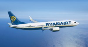 Літак авіакомпанії Ryanair у польоті