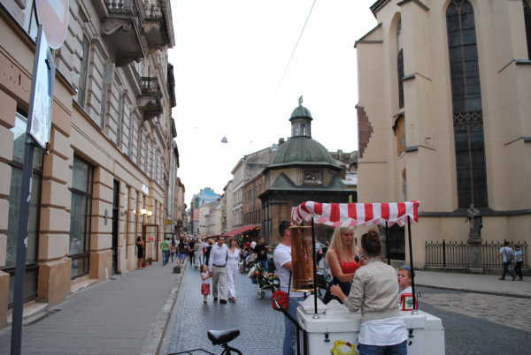 Ятка з морозивом на площі Ринок у Львові