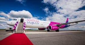 Червона доріжка веде до трапу літака Wizz Air