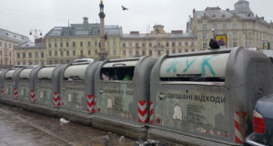 Баки зі сміттям на площі Міцкевича у Львові