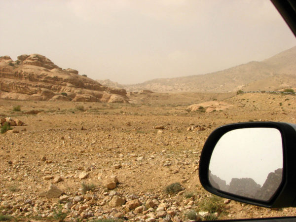 Вигляд з вікна автомобіля на пустелю