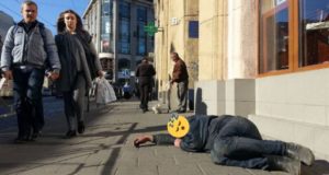 П'яничка спить на тротуарі у Львові