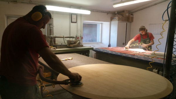 Працівники Varenycia Manufacture обробляють поверхні дерев'яних виробів