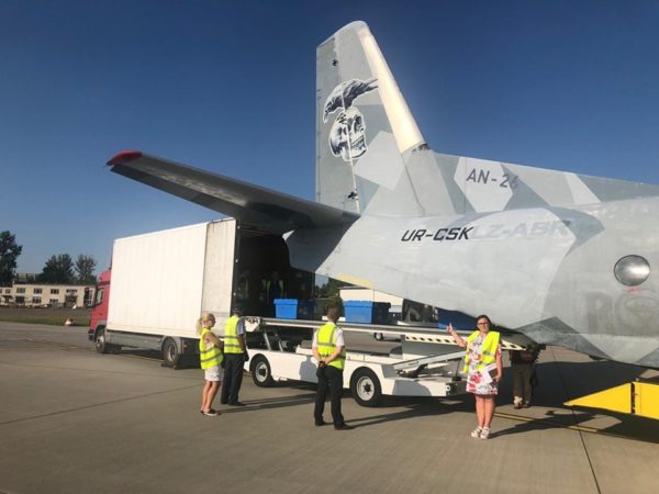 Співробітники Нової Пошти відправляють посилки з Києва до Львова літаком Ан-26