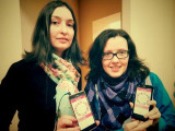 Галина Батюсь та Ірина Процик демонструють мобільний додаток FM "Галичина"