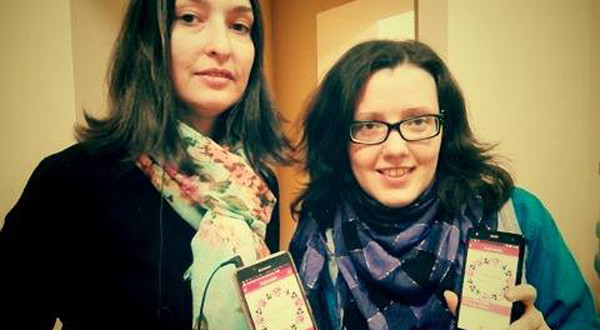Галина Батюсь та Ірина Процик демонструють мобільний додаток FM "Галичина"