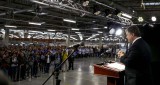 Президент Петро Порошенко виступає перед працівниками заводу Fujikura у с.Підрясне, Львівська область