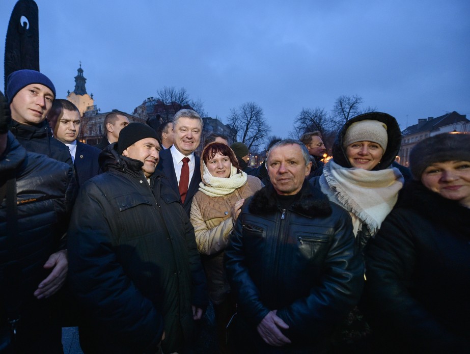 Порошенко з львів'янами біля пам'ятника Тарасу Шевченку