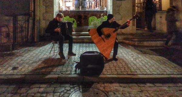 Музиканти грають на гармошці і великій балалайці у Львові, біля Львівської майстерні шоколаду