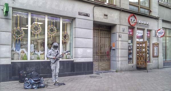 Вуличний музикант у костюмі космонавта грає на електрогітарі на вул. Галицькій у Львові