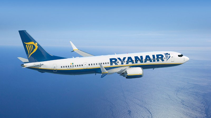 Літак авіакомпанії Ryanair у польоті