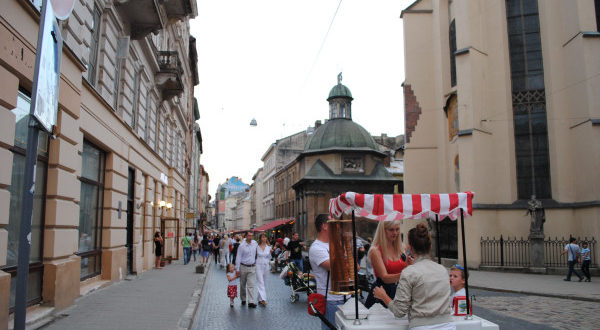 Ятка з морозивом на площі Ринок у Львові