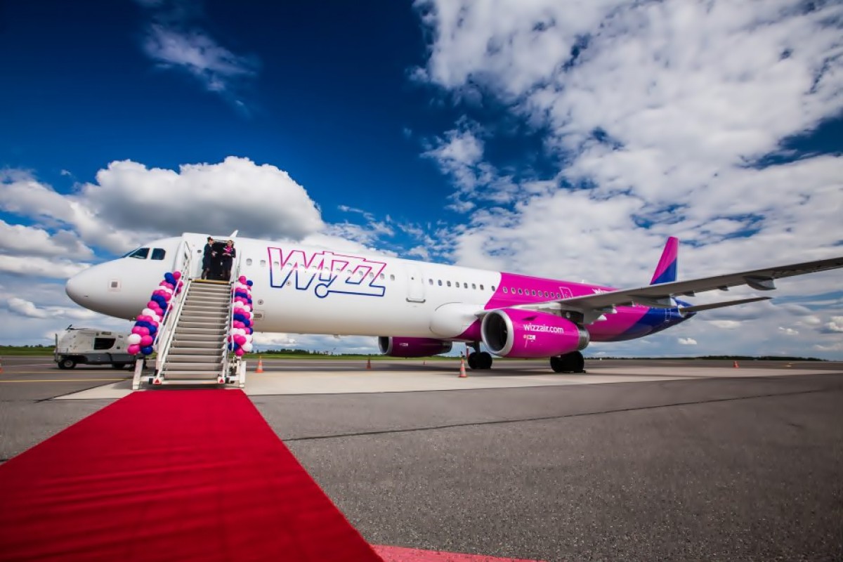 Червона доріжка веде до трапу літака Wizz Air