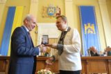 Андрій Садовий нагороджує Тараса Кицмея "Орденом Лева"