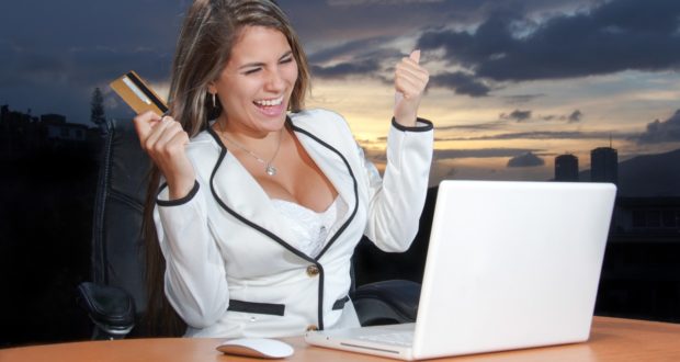 Жінка з шикарним декольте радіє, що їй видали кредит онлайн