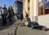 П'яничка спить на тротуарі у Львові