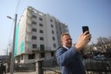 Андрій Садовий робить селфі на фоні самобуду