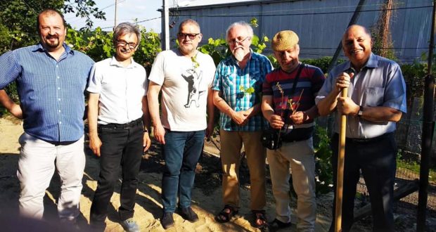 Учасники висадження суспільного виноградника у Винниках