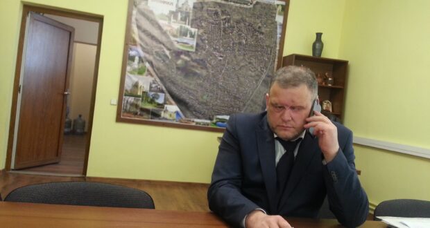Володимир Квурт в своєму кабінеті у Винниках