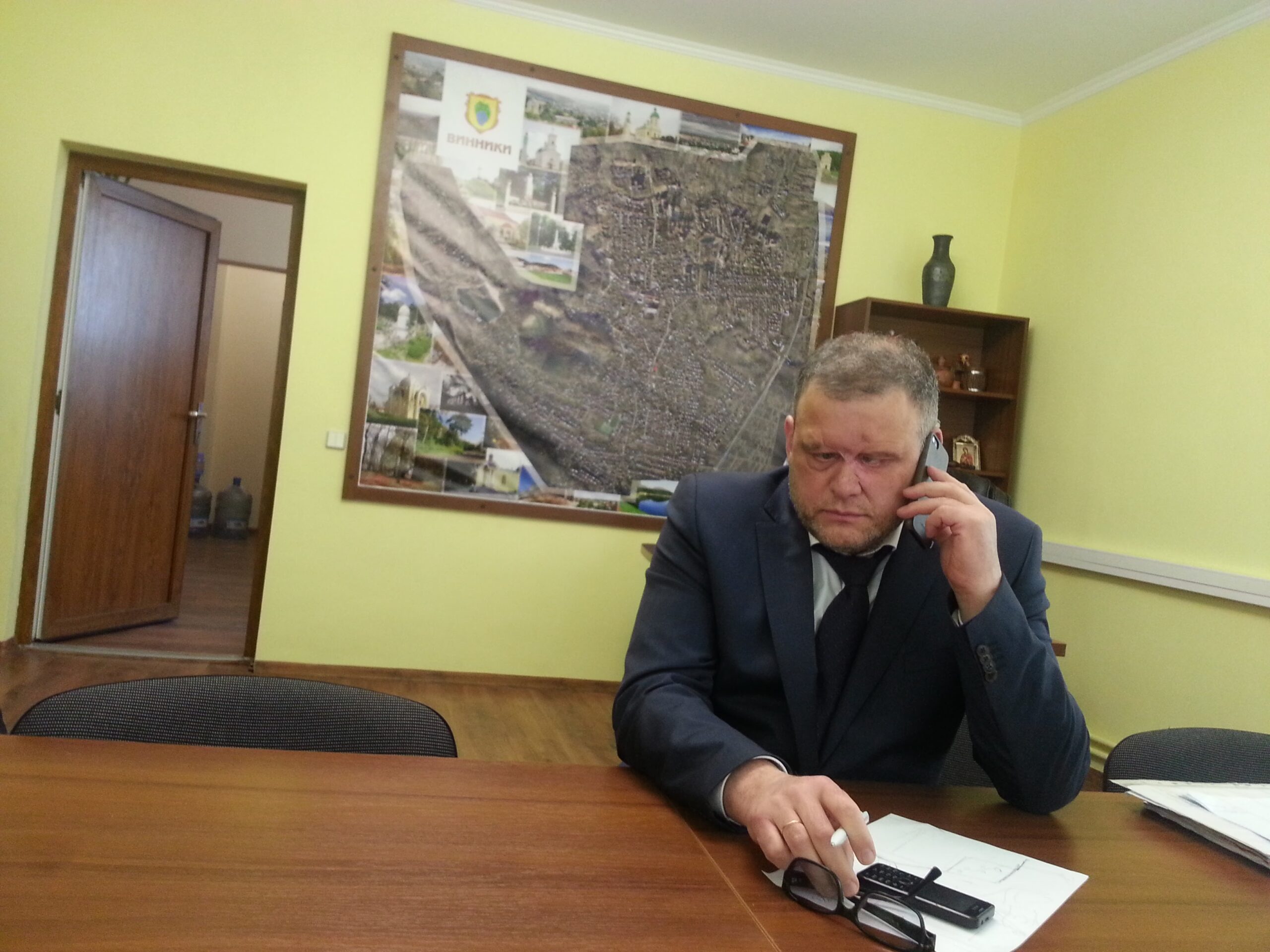 Володимир Квурт в своєму кабінеті у Винниках