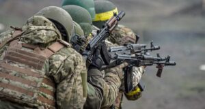 Озброєні автоматами українські піхотинці