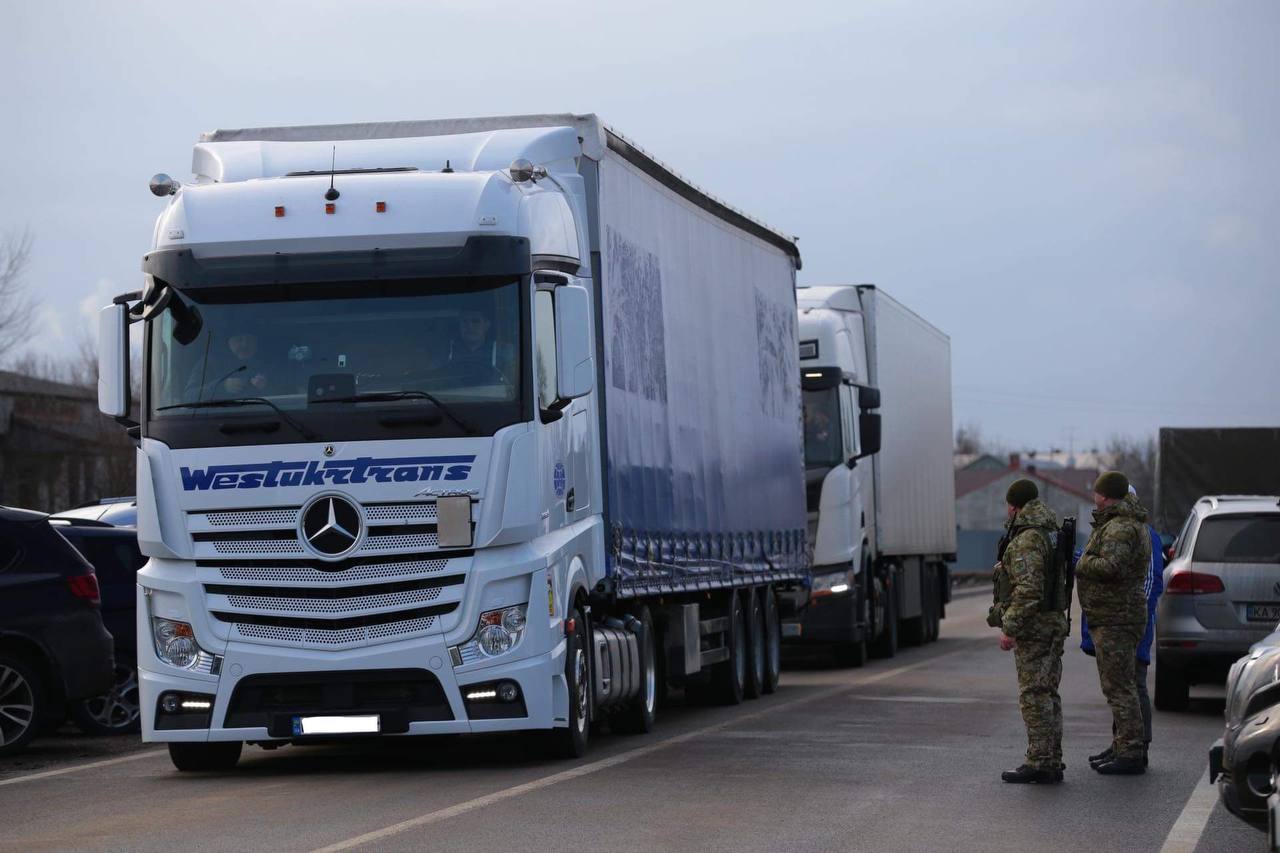 Пункт перетину українсько-польського кордону для порожніх вантажівок
