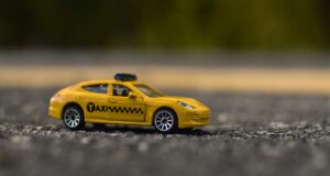 Жовтий автомобіль таксі